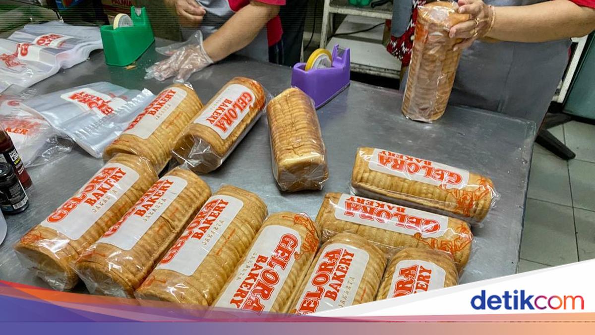 Rasa Nostalgia Warung Kurnia: Lezatnya Roti yang Menggigit Jiwa